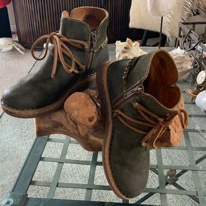 Börn Dark Olive Suede Ties Side Zip Booties Size 7.5